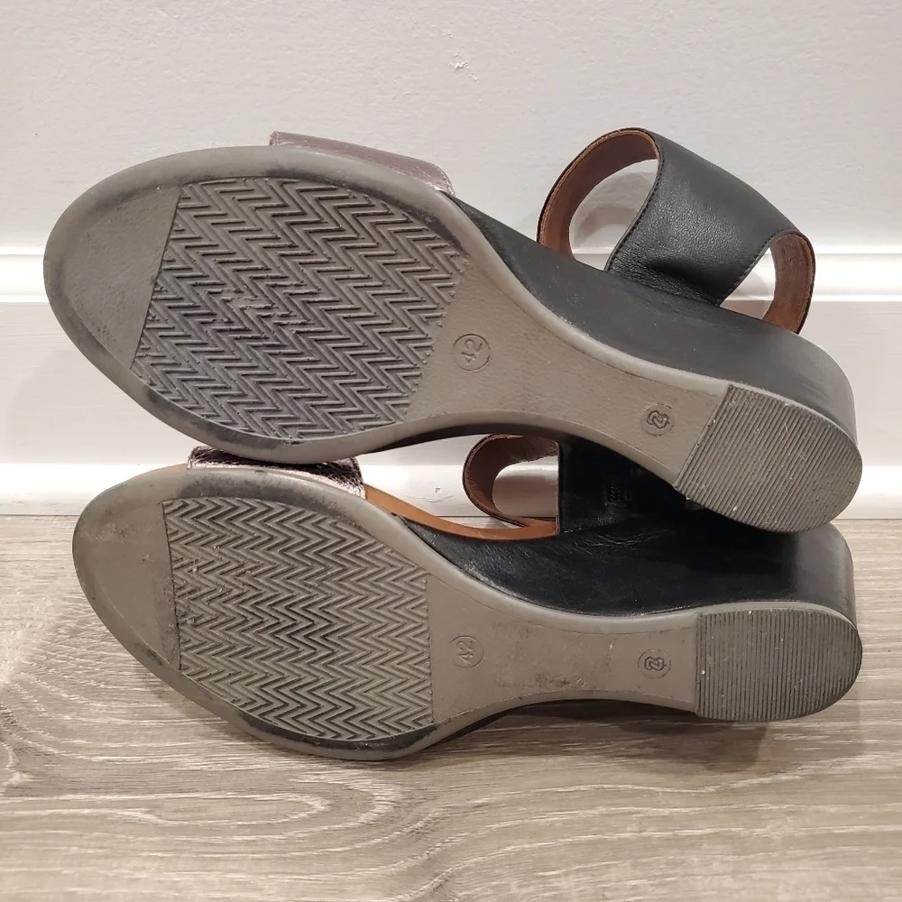 NEW BUENO Ida Wedge Sandal In Pewter Metallic/ Black Leather